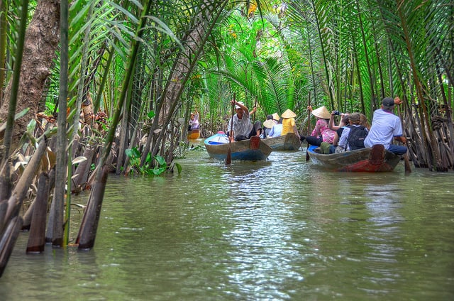 Thuyền đưa đoàn đến Khu du lịch sinh thái Cồn Phụng