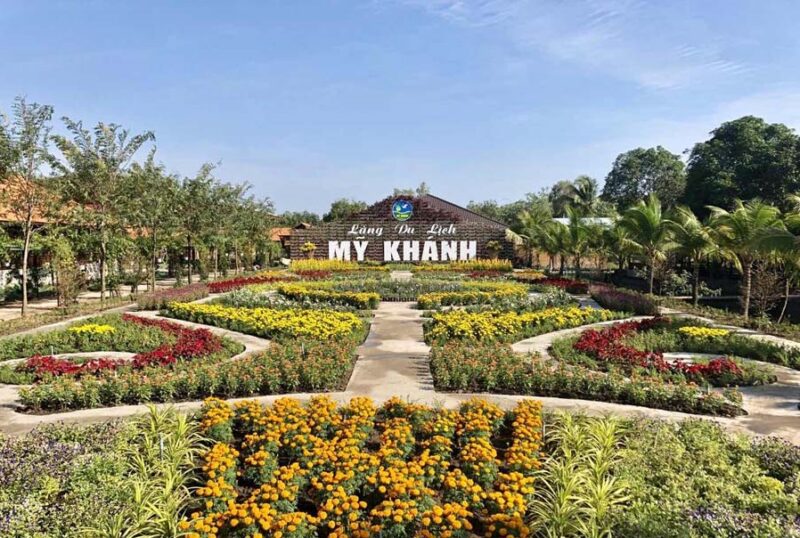 Sau đó, đoàn tham quan Làng du lịch Mỹ Khánh
