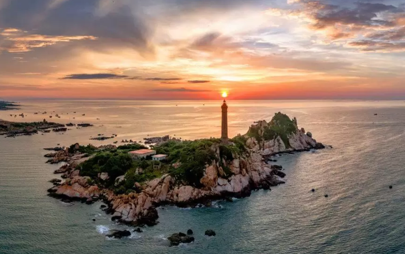 Hòn Lớn còn được gọi là Hòn Củ Tron