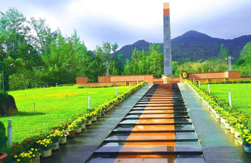 Nghĩa trang Hàng Dương: Đoàn viếng đài tưởng niệm và các phần mộ liệt sĩ, trong đó có mộ nữ anh hùng Võ Thị Sáu.