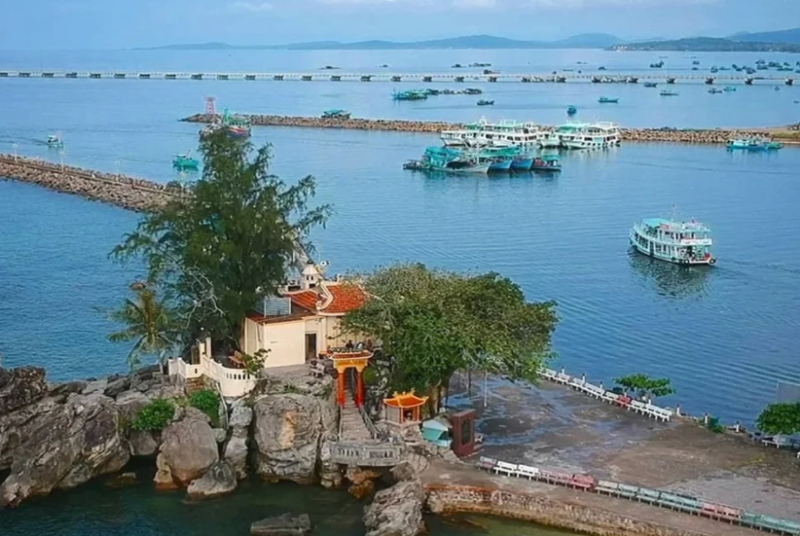 Ghé thăm các địa điểm tâm linh gắn với đời sống của người dân đảo, đồng thời ngắm khung cảnh biển Phú Quốc
