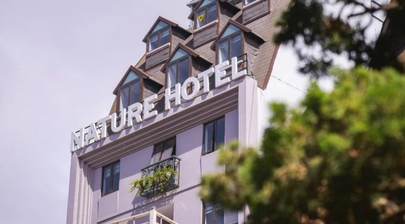 Sảnh chờ ấm cúng của The Luxe Hotel Dalat